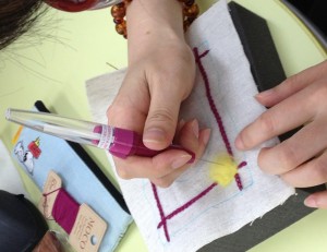 ふわふわの羊毛を布にチクチクと刺して刺しゅうする新しい手芸。