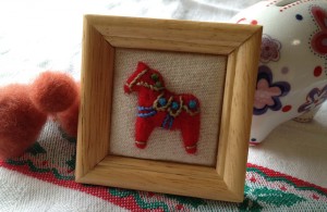ラッキーアイテム「ダーナラホース」のフェルト羊毛刺繍でミニフレームを作り